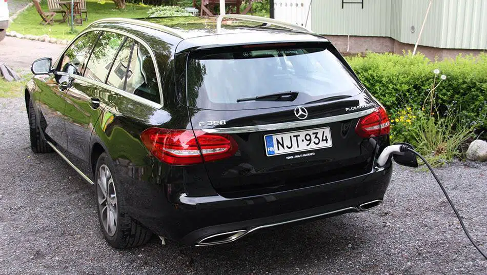 Hybridiauto lataamassa kotipihassa